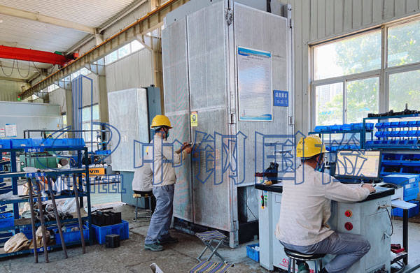 金屬所同事正在做拉伸試驗(yàn)