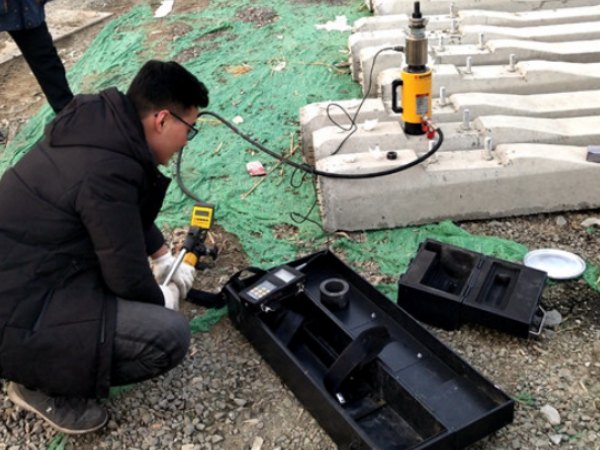 膨脹螺栓拉拔試驗現場檢測